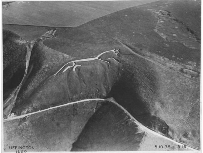 AshmoleanMuseum's tweet image. A photograph of Uffington White Horse, a prehistoric hill figure in Oxfordshire, taken in 1935 by Major George Allen. Allen flew extensively across southern England taking aerial photographs between 1933 and 1939 #WorldPhotoDay