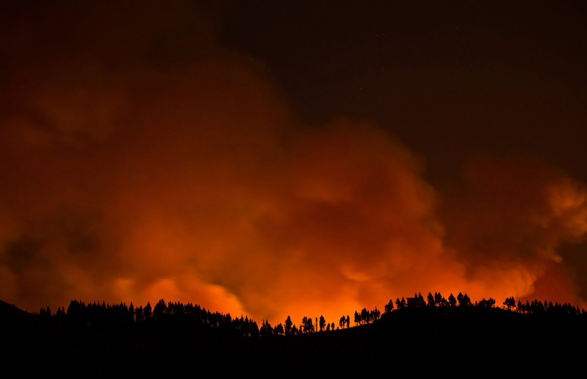 scout_es's tweet photo. Desde Scouts de España enviamos todo nuestro ánimo y mucha fuerza al pueblo de Gran Canaria que está sufriendo el incendio más devastador de la historia de España con mas de 6.000 hectáreas calcinadas. #FuerzaGranCanaria #IFGranCanaria https://t.co/CU9AIfoWMq