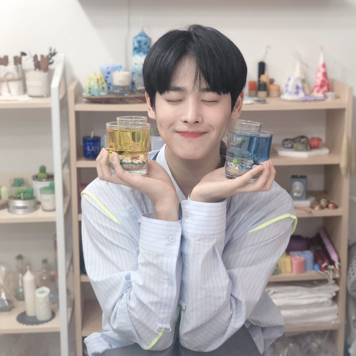 VICTON1109's tweet photo. [#빅톤] 앨리스의 월요병 퇴치를 위해
VLIVE를 준비한 천사 병차니👼🏻💕
앨리스를 생각하며 한땀 한땀 만든 
정성 어린 강쥐병아리표 💛젤캔들홀더💙
사랑이 뿅뿅 담긴 병차니의 선물
잘 받아주시길 바라며! 🐶🐥
내일은 더쇼 스페셜MC
병찬이랑 함께해여💕😍

#VICTON #병찬 #최병찬
#ChoiByungChan https://t.co/RIroUi80lb