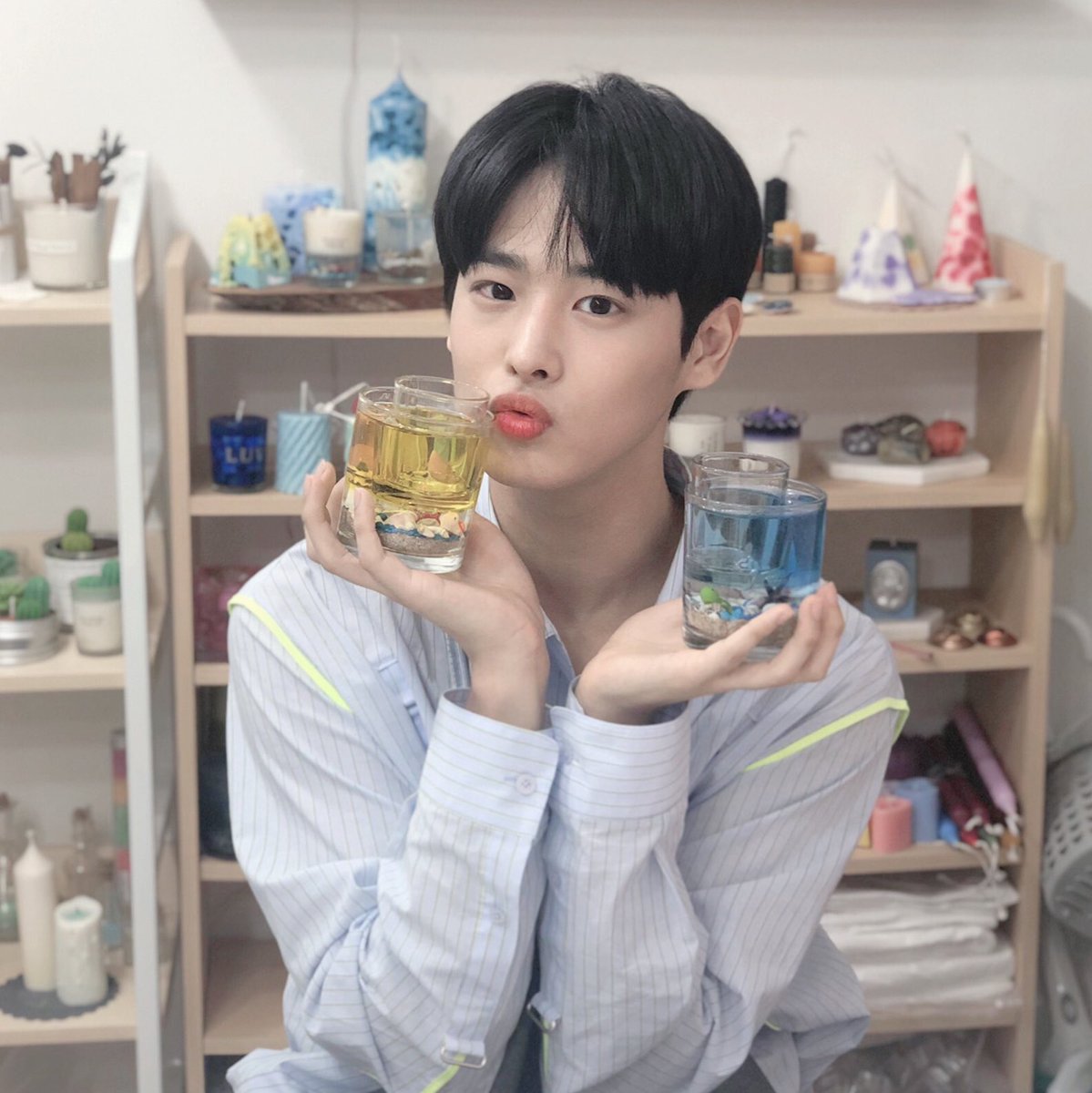 VICTON1109's tweet photo. [#빅톤] 앨리스의 월요병 퇴치를 위해
VLIVE를 준비한 천사 병차니👼🏻💕
앨리스를 생각하며 한땀 한땀 만든 
정성 어린 강쥐병아리표 💛젤캔들홀더💙
사랑이 뿅뿅 담긴 병차니의 선물
잘 받아주시길 바라며! 🐶🐥
내일은 더쇼 스페셜MC
병찬이랑 함께해여💕😍

#VICTON #병찬 #최병찬
#ChoiByungChan https://t.co/RIroUi80lb