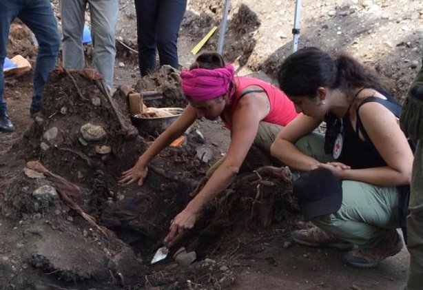 RuthICRC's tweet photo. Valeska Martinez is a forensic specialist working on the cases of victims of the conflict in Georgia in the 1990s.

Most of her team are women. 

So are most of the people she helps - wives, mothers and sisters, looking for answers. 

#WomenHumanitarians #WHD2019 https://t.co/RH7hIKewdO