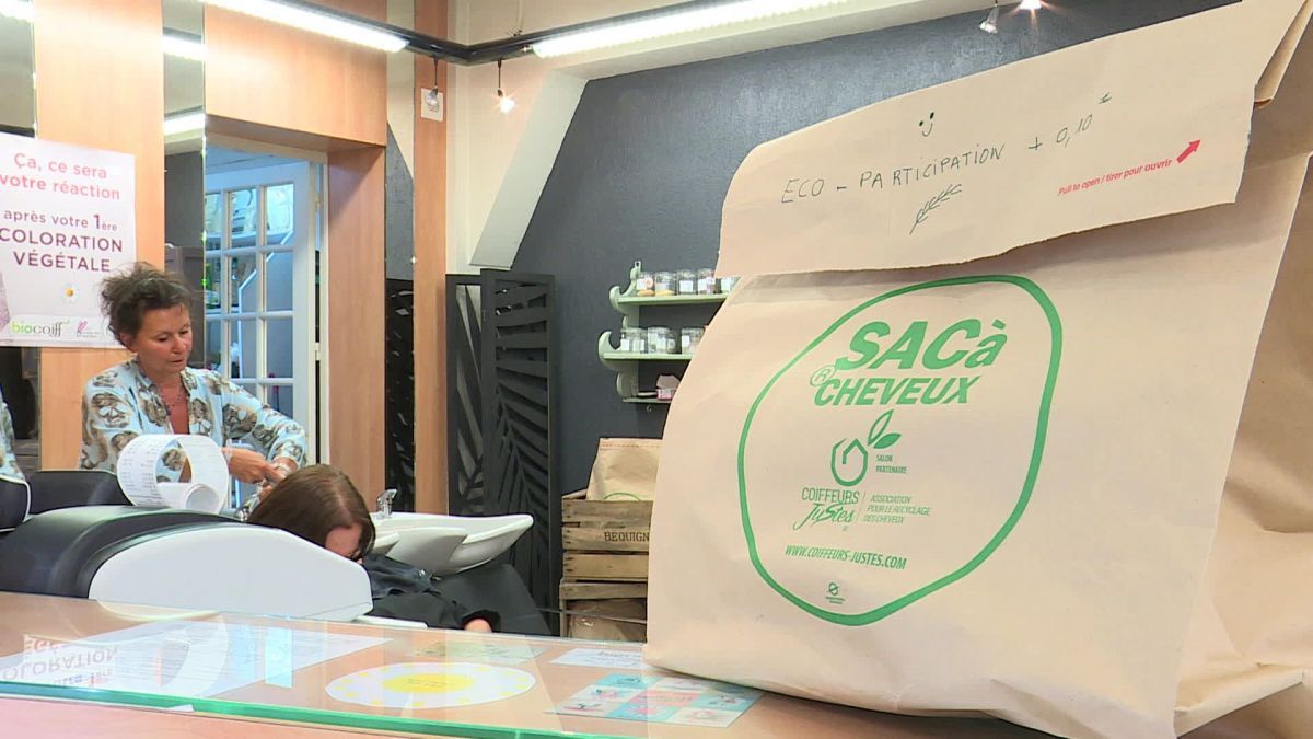 phenixfr's tweet photo. #EconomieCirculaire : ne jetez pas vos cheveux coupés ! Recyclés, ils font d'excellents isolants thermiques et phoniques... Une association les collecte directement chez les coiffeurs 👌
https://t.co/dyU9Twpc3Z https://t.co/azvftut1f4
