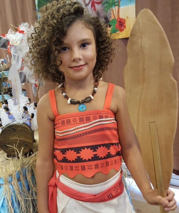 Erdek Ocaklar’da anne babasıyla gittiği çay bahçesinde çıkan kavgada başından vurularak öldürülen #selincebeci bağışlanan organlarıyla 5 kişiye yaşam oldu.
Bize de onun yaşamına son verenlerden hesap sorulmasına destek olmak yakışır,lütfen RT yaparak destek olun bu acılı aileye..