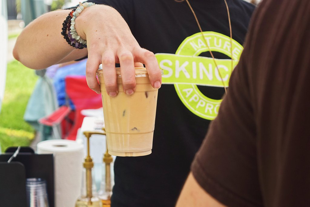 onlyfivesso's tweet photo. We're a little obsessed with coffee, but when it's this good for your skin, can you blame us? 💁♀️
.
.
.
#fivesso #fivessoexperience #benatural #feelnatural
#fivessolocal #naturalskincare #coffeeskincare #coffeeaddict #coffeelover #skincare
#skincaretips #skincareluxury #latte https://t.co/6yWF4oF0xI
