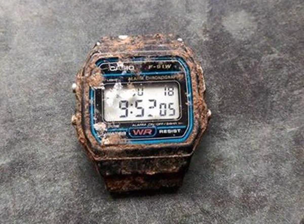 カシオ凄すぎる!!!!20年経って庭で土の中から見つかった・その時計はまだ動いていた!!!!!!