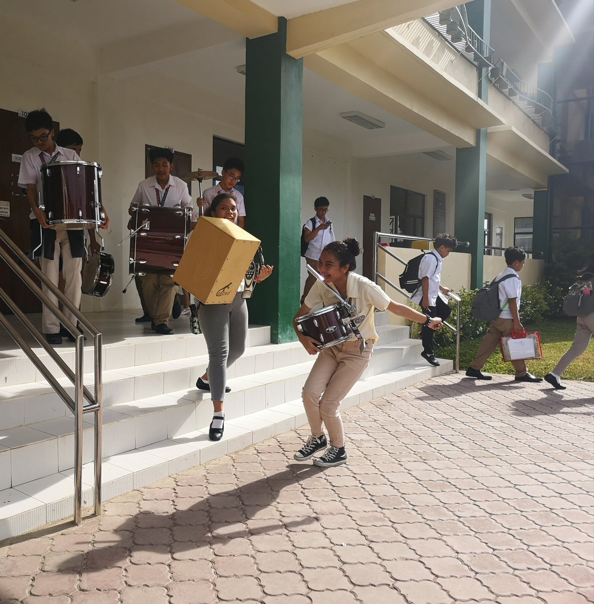 xtrim_band's tweet photo. kami pinaka unang gumamit ng music room so pinagbuhat kami ni maam sah ng drum set huahuahuah medyo na-miss namin tumugtog nang kumpleto sksk (yikes mukhang ewan si gaila wag niyo nga pansinin yan) https://t.co/DxMRe69U5r