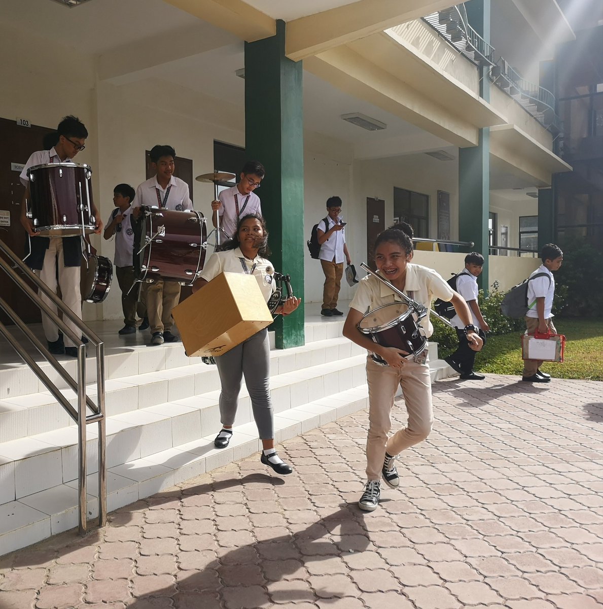 xtrim_band's tweet photo. kami pinaka unang gumamit ng music room so pinagbuhat kami ni maam sah ng drum set huahuahuah medyo na-miss namin tumugtog nang kumpleto sksk (yikes mukhang ewan si gaila wag niyo nga pansinin yan) https://t.co/DxMRe69U5r