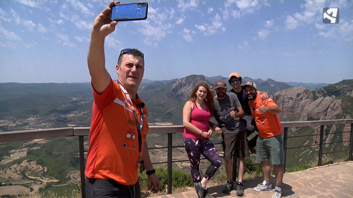 Veraneando_ATV's tweet photo. ¡Buenos días!
⛱️ Arriba esos ánimos que aún queda verano por delante. En #VeraneandoATV seguimos recorriendo #Aragón y estaremos en #Maluenda, #Loarre, #Fuentespalda y #LaPuebladeAlfindén conociendo las historias más refrescantes.
📺 El jueves a las 21:20 en @aragontv 
#VERANO https://t.co/A2FcHa8YoW