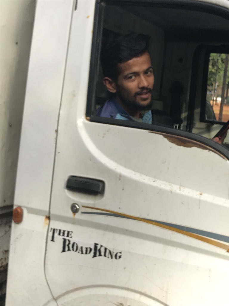 chiragforpeople's tweet photo. This tempo is parked on the road near August Kranti Maidan.. not willing to move.. @MumbaiPolice https://t.co/cEEOK3fPRS