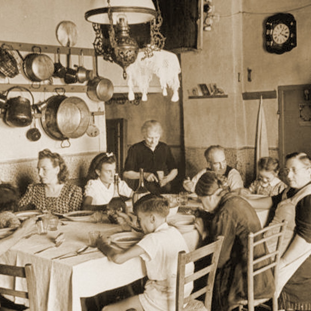 siamopizza's tweet photo. Italians like to eat with others! Family meals in Italy usually last several hours and the food is plentiful. ¡Tutti a tavola!
#SiamoPizza #ArtisanFood #ItalianFood #MiamiRestaurant #MiamiFood https://t.co/8BcZVRGcp5