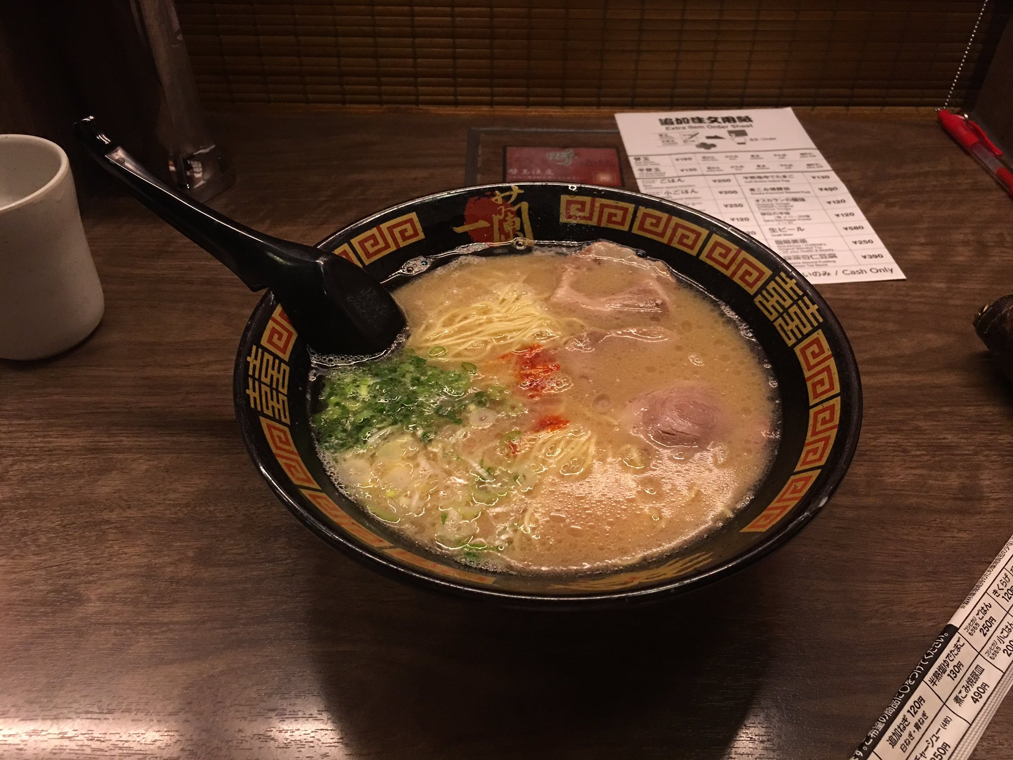 マサハル電機 Littlewingelectron ラーメンの一蘭って空席が入り口に表示されてるじゃないですか あれ どうやって検出してるのかなーと思って探してみたら机の下に赤外線センサーがありました なるほど あと 美味しかったですご馳走様でした