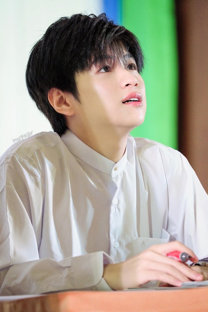 chokuknow's tweet photo. Plan don't allow fans use"beautiful"to describe him, so I can only say that your eyes are the stars, bling bling,your eyelashes are so long that we can play on a swing,your lips are sexy,no wonder 🐻 felt sweet, your smile and black hair attract our heart, 💚
#คนของแปลน 
cr. logo https://t.co/L9LNBzDgCn