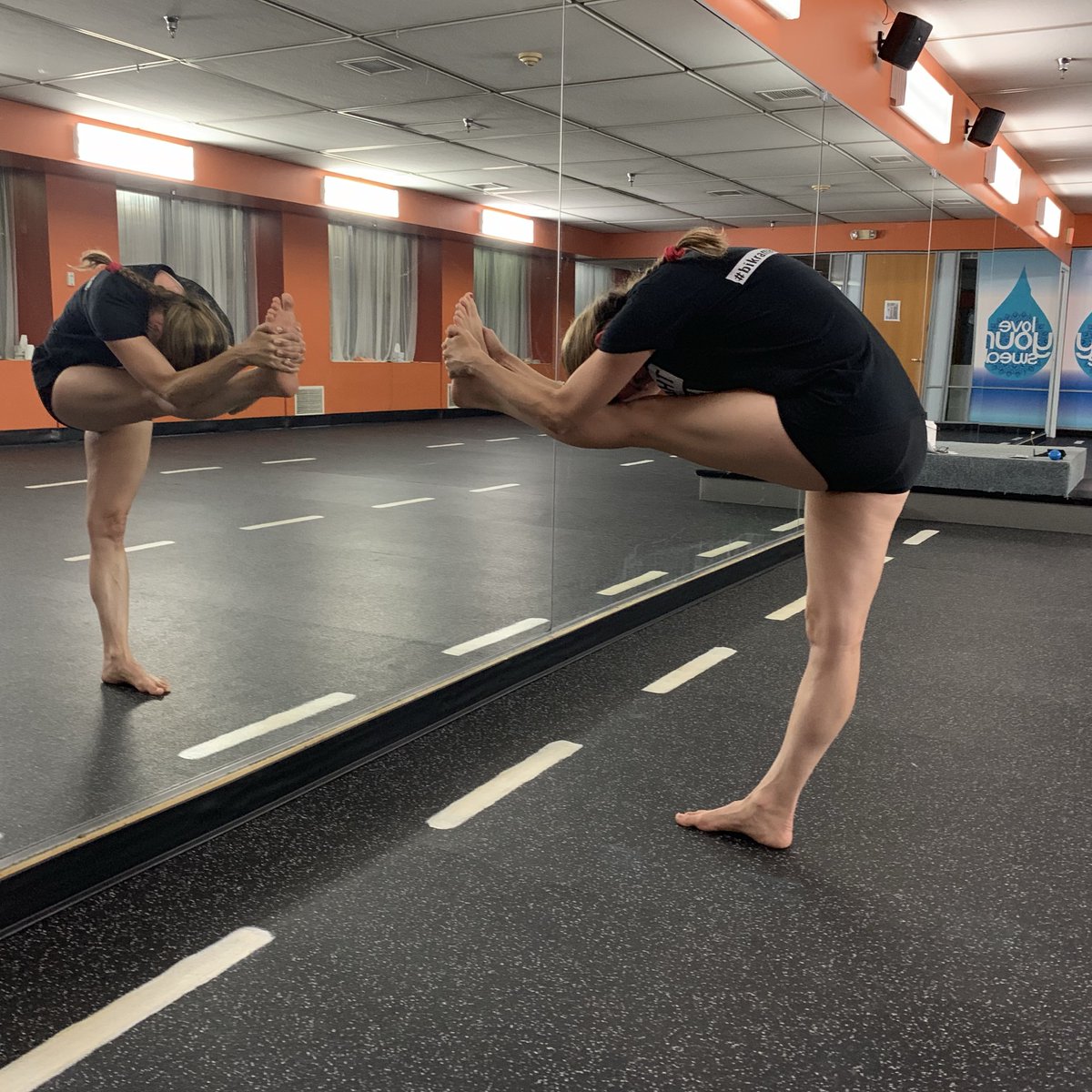 BYinAlexandria's tweet photo. It all YOU. The mirror, you, your willpower create the connection that keeps you present.
#lockyourknee #loveyoursweat #lifeisyoga #practice #strength #sweat #bikram #yoga https://t.co/zwulqDeoQr