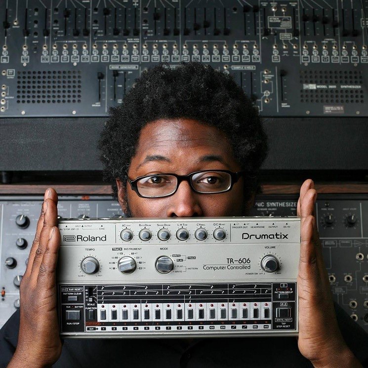 девушка звукорежиссер. музыка корреспондента. интервью на радио. микрофон в студии. радиоведущая кира.