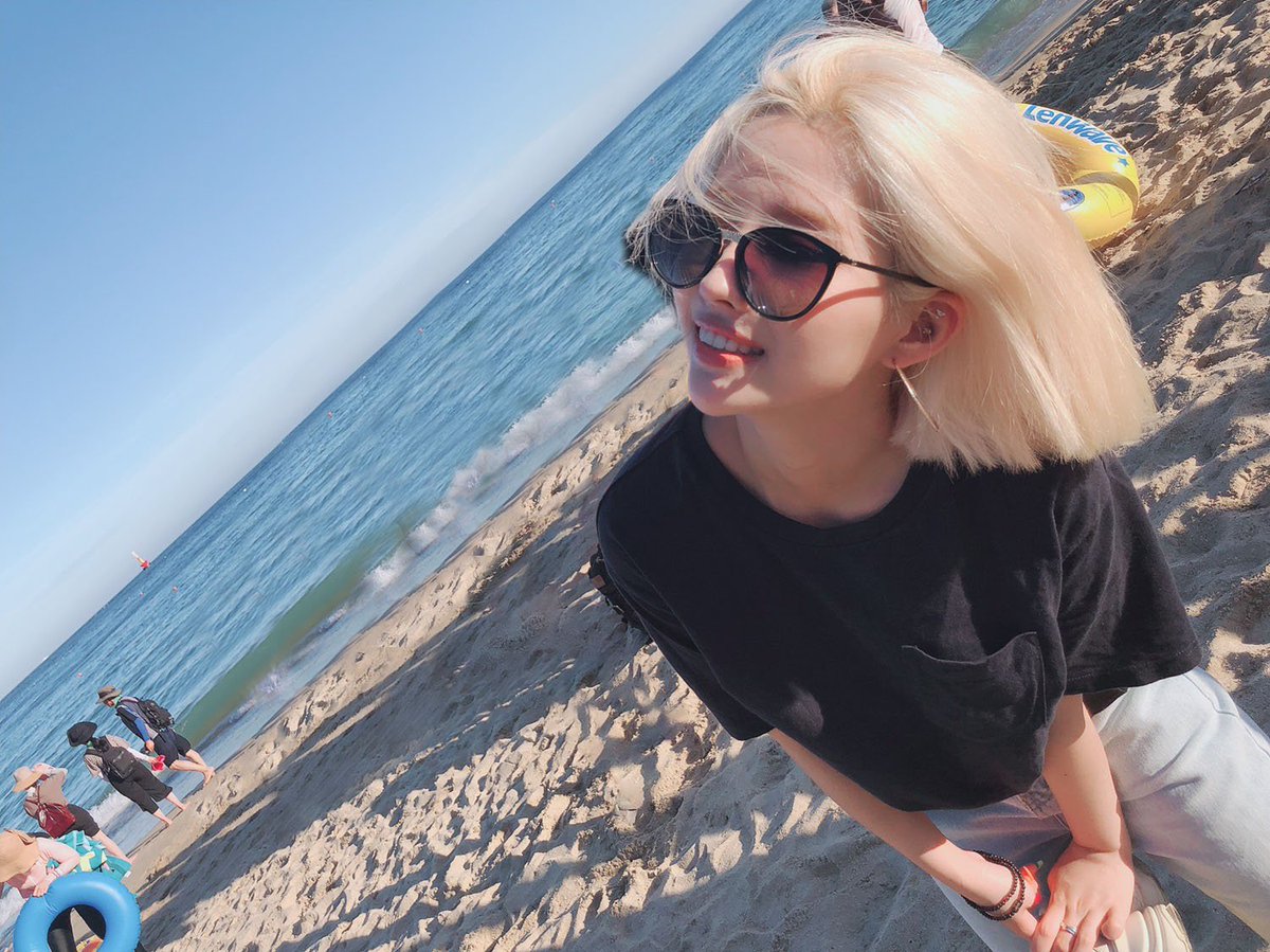 official_i_dle's tweet photo. [#소연] 부산🏄‍♀️ https://t.co/f347u8tHbO