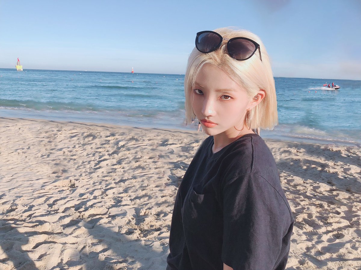 official_i_dle's tweet photo. [#소연] 부산🏄‍♀️ https://t.co/f347u8tHbO