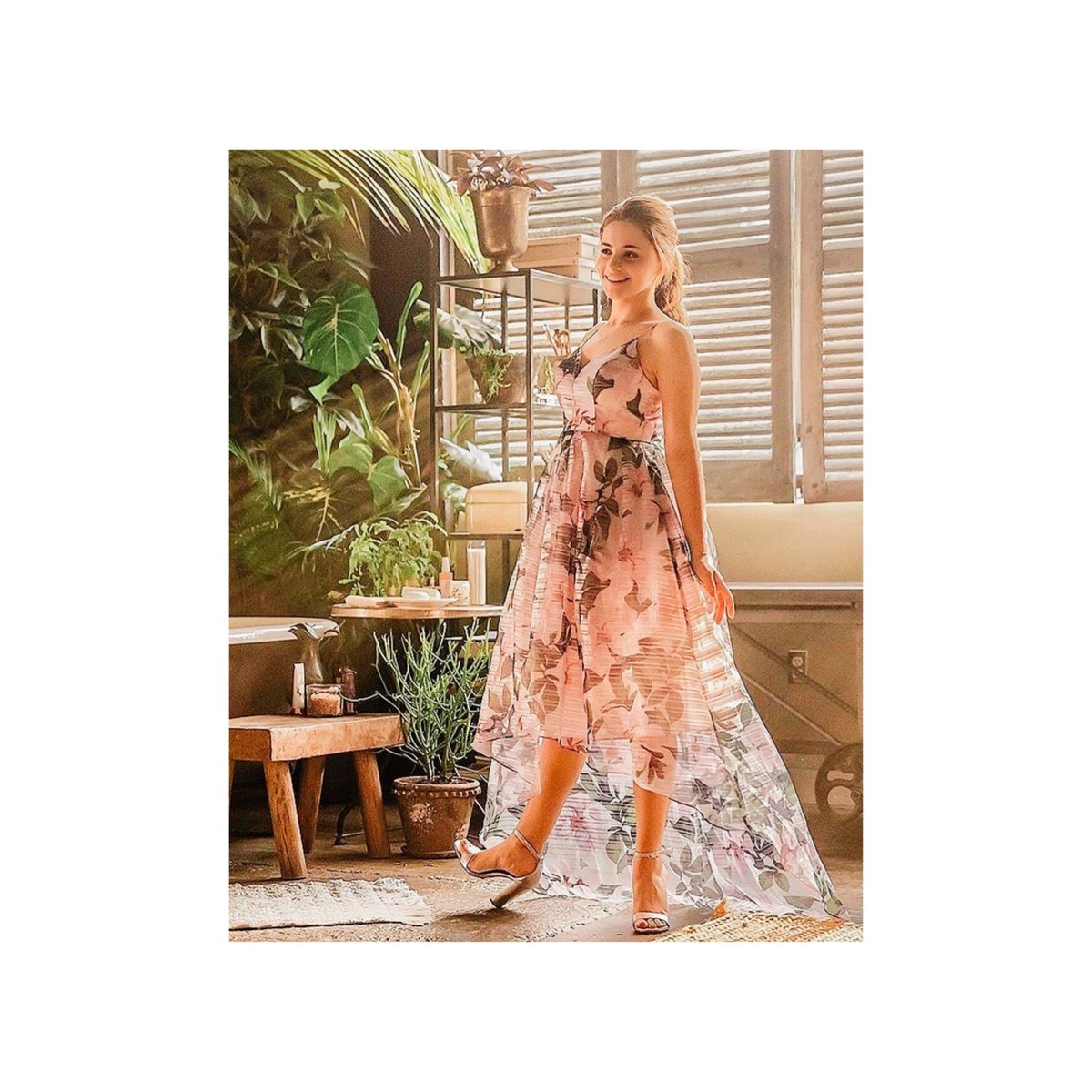 OfIsabelP's tweet photo. ―

     #LRHPromNight
      หญิงสาวในชุดเดรสลายดอกไม้สีชมพูกำลังหมุนตัวไปมาหน้ากระจกอย่่างเก้งก้าง​เพราะไม่บ่อยนักที่อิซาเบลจะได้สวมใส่ชุดกระโปรงยาวอีกทั้งยังรองเท้าส้นสูงนั่นอีก

       "จะรอดมั้ยเนี้ยวันนี้" https://t.co/GjrbFkhT3w