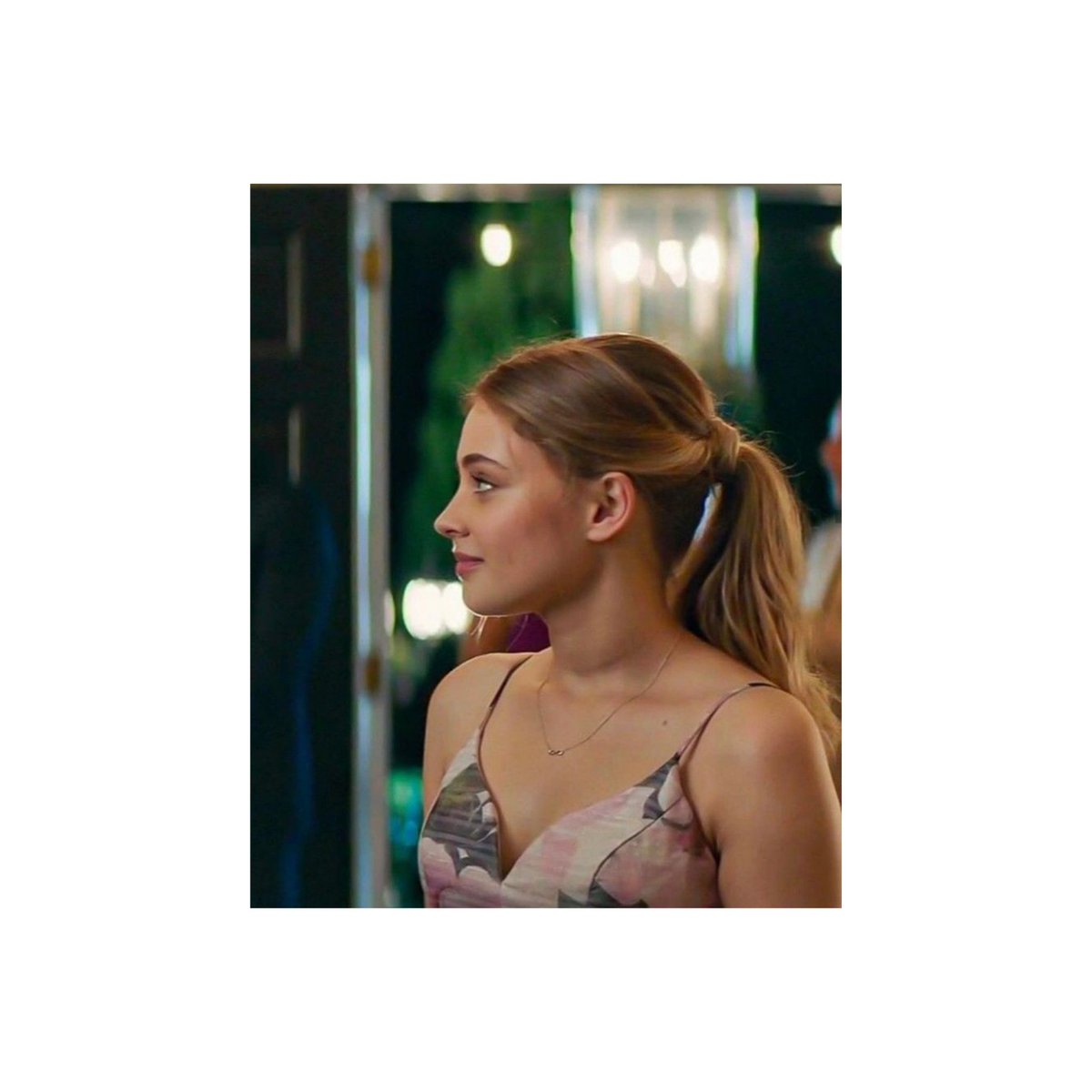 OfIsabelP's tweet photo. ―

     #LRHPromNight
      หญิงสาวในชุดเดรสลายดอกไม้สีชมพูกำลังหมุนตัวไปมาหน้ากระจกอย่่างเก้งก้าง​เพราะไม่บ่อยนักที่อิซาเบลจะได้สวมใส่ชุดกระโปรงยาวอีกทั้งยังรองเท้าส้นสูงนั่นอีก

       "จะรอดมั้ยเนี้ยวันนี้" https://t.co/GjrbFkhT3w