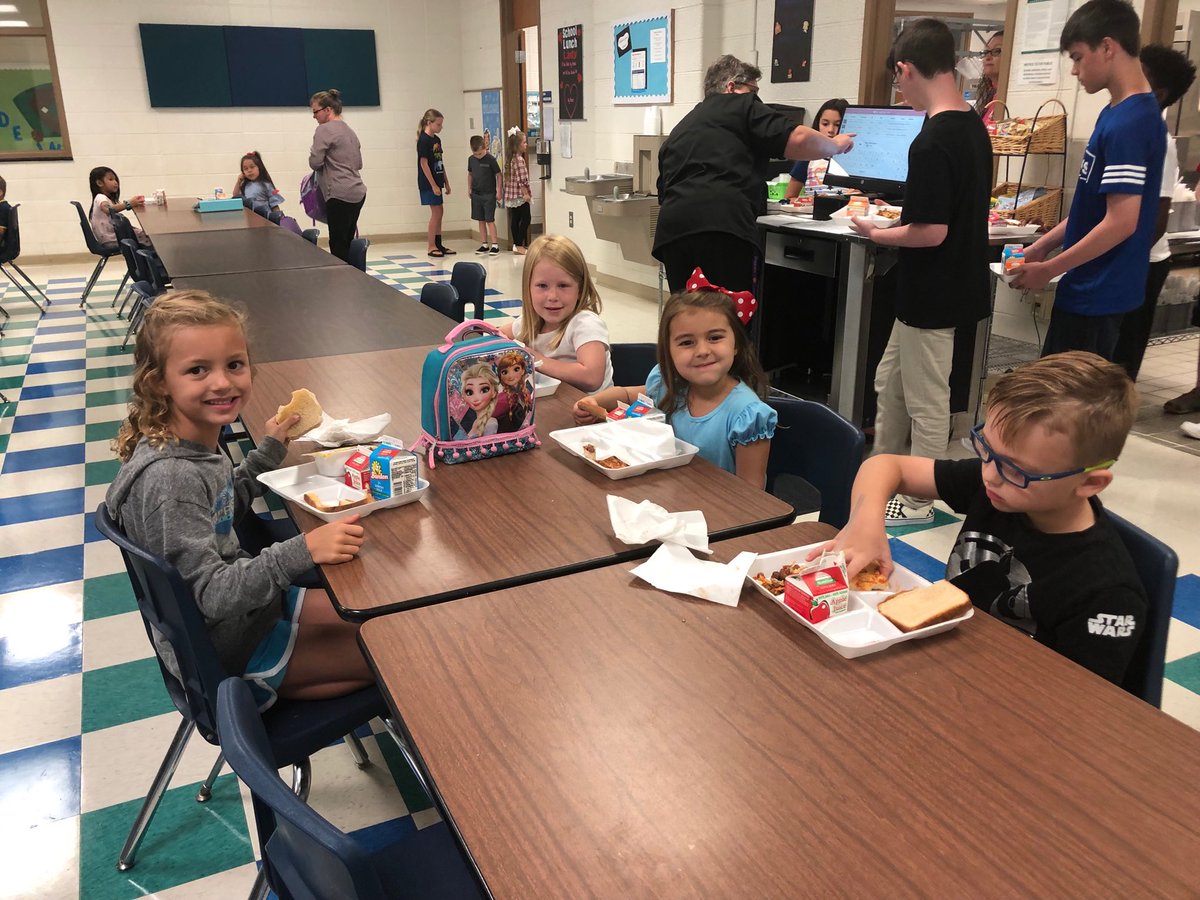 cgswildcats's tweet photo. These students are excited to start another year at CGS! Great day! #Back2Spart1 https://t.co/RKCqMYWNJn