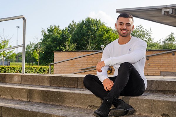 Vollsmose's tweet photo. Det er vigtigt, at unge tør at drømme stort, mener Abed Abou-Arab fra #Vollsmose, der er er på vej til sit drømmestudie i international business og skal studere i både Dubai og San Francisco. #uddannelse https://t.co/Gdy3YrYpLz https://t.co/7Adai1BmvX