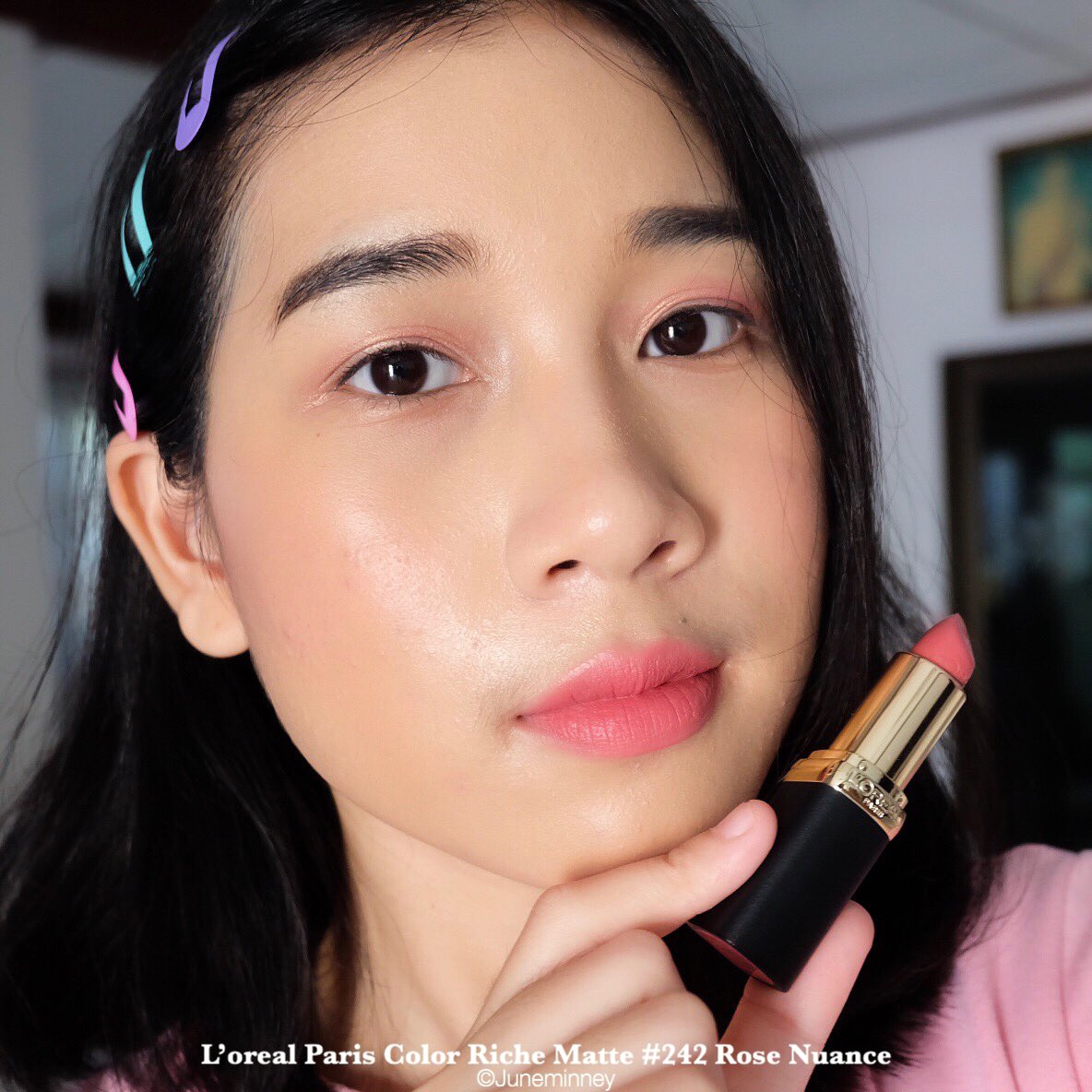 juneminney_'s tweet image. ตอนแรกคิดว่าใช้แล้วไม่รอด แต่ทาจริงๆแล้วไม่ป่วยเลย สี242 ทาแล้วมันออกชมพูตามสวอชเลย มันชมพูกุหลาบนัวๆ จริงๆจูนว่าไม่แมทเลย ทาแล้วสบายปาก ไม่แห้งไม่ตกร่อง อีกอย่าง package ดูหรูหราหมาเห่าเว่อ แท่งละ 349 บาท พิกัด @WatsonsThailand #ใช้จริงรีวิวจริง #LaBrick #LorealParisTH