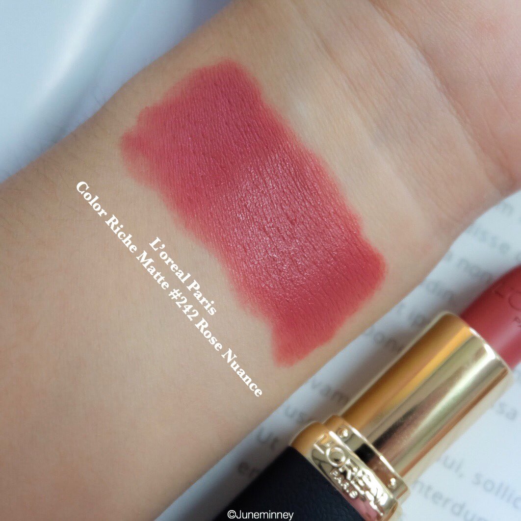 juneminney_'s tweet image. ตอนแรกคิดว่าใช้แล้วไม่รอด แต่ทาจริงๆแล้วไม่ป่วยเลย สี242 ทาแล้วมันออกชมพูตามสวอชเลย มันชมพูกุหลาบนัวๆ จริงๆจูนว่าไม่แมทเลย ทาแล้วสบายปาก ไม่แห้งไม่ตกร่อง อีกอย่าง package ดูหรูหราหมาเห่าเว่อ แท่งละ 349 บาท พิกัด @WatsonsThailand #ใช้จริงรีวิวจริง #LaBrick #LorealParisTH