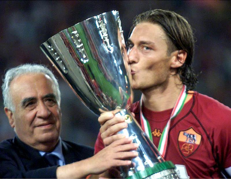 ilRomanistaweb's tweet photo. Il 19 agosto del 2001 la #ASRoma Campione d'#Italia alzava la prima Supercoppa italiana della sua storia battendo la #Fiorentina 3-0 con i gol di #Candela, #Montella e #Totti 💛❤️🏆 https://t.co/GOPnKt57Yd