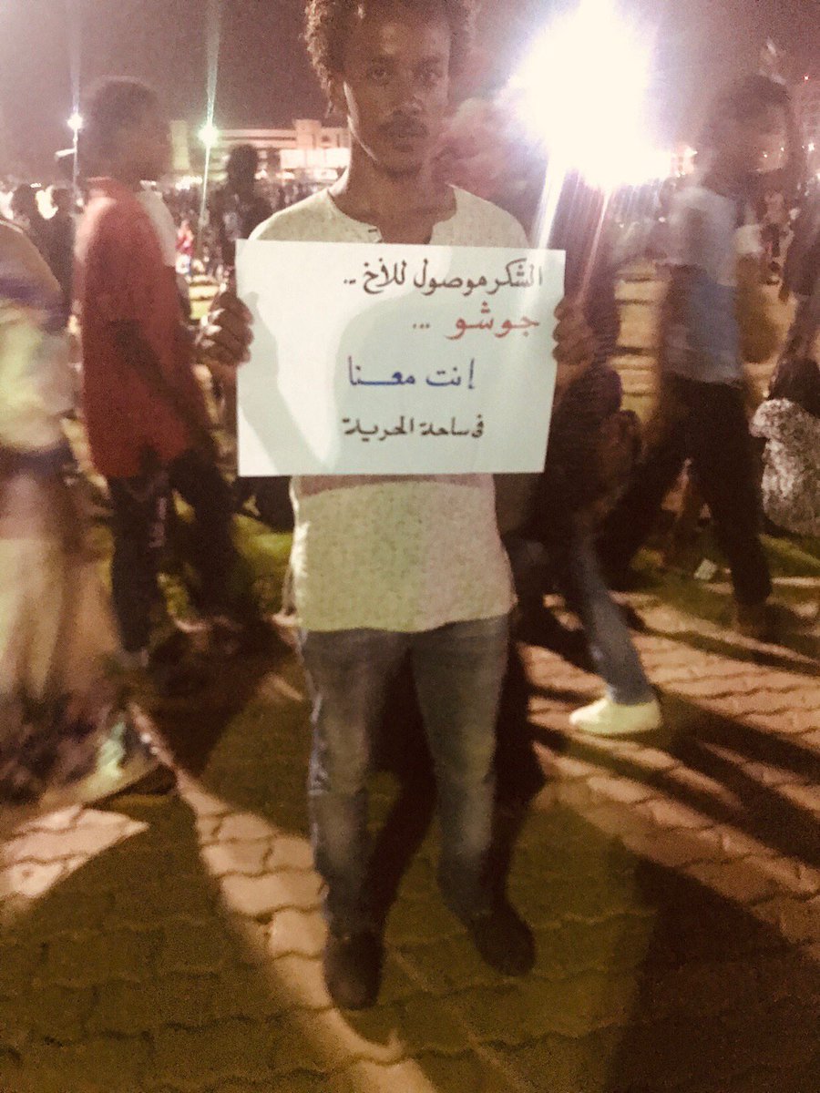 youssef_hussen's tweet photo. بكون في غاية السعادة لما بتجيلي رسايل زي كدا من مصر أو اليمن والجزائر وليبيا وسوريا و فلسطين و ... وآخرهم أخويا اللي في الصورة من السودان .. 
.. احنا اللي بنشكركم على استكمال ثورتكم بشكل سلمي .. ومبروك الإتفاق التاريخي .. ويارب السودان بلد ديمقراطي حر مستقر مستقل 🥰🥰. https://t.co/UhSEKzJRpY