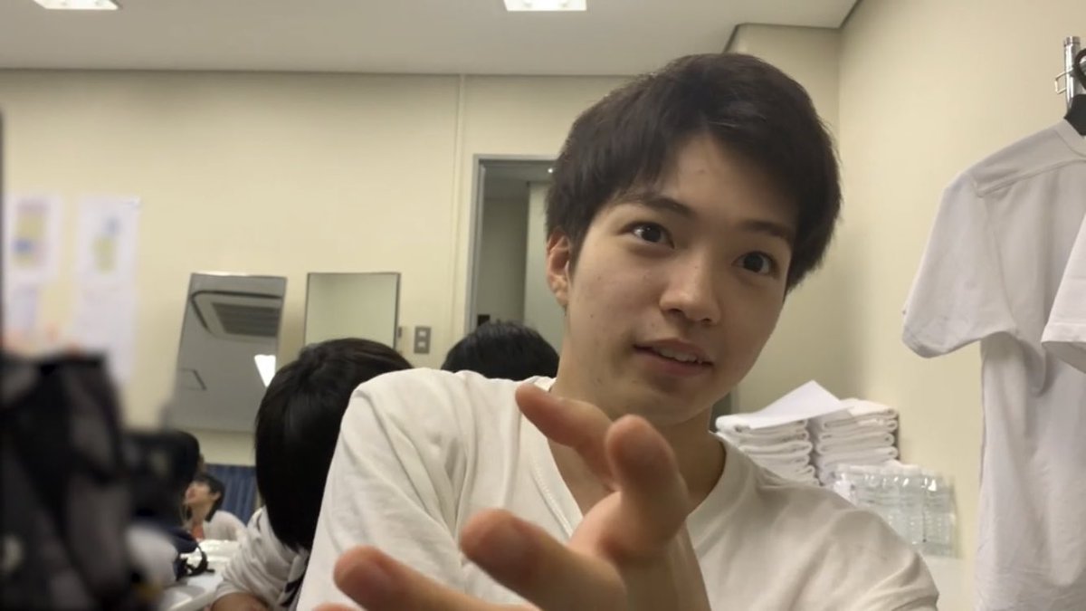 _____dn_'s tweet photo. 「わかる？女の子一人で夜道歩かせるんは危ないやん？ほんまなにがあるかわからへんし。せやけど、俺に脈アリなんかわからん女の子に『送ろか？』とか言えへんやんわかる？やから俺は、送りたい気持ちを堪えて、『気ぃつけて帰りや』って言うねん。あと『家ついたら連絡してな』も付け加える」 https://t.co/UwAsQK2gCE