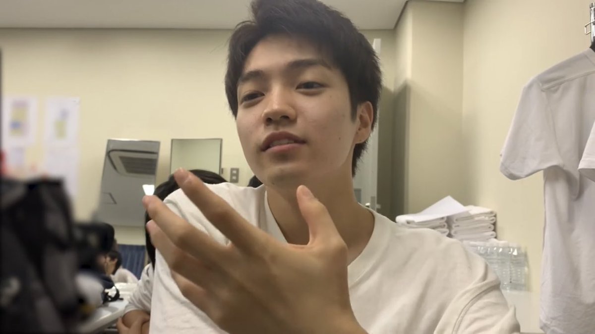 _____dn_'s tweet photo. 「わかる？女の子一人で夜道歩かせるんは危ないやん？ほんまなにがあるかわからへんし。せやけど、俺に脈アリなんかわからん女の子に『送ろか？』とか言えへんやんわかる？やから俺は、送りたい気持ちを堪えて、『気ぃつけて帰りや』って言うねん。あと『家ついたら連絡してな』も付け加える」 https://t.co/UwAsQK2gCE