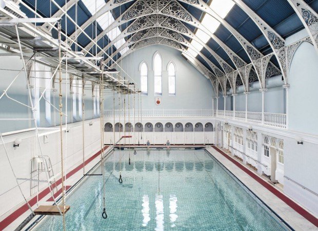 elton_cuisines's tweet photo. En ce #WorldPhotographyDay, on vous partage la série « #Poolside » de la photographe écossaise Soo Burnell. Elle a souhaité « photographier les piscines d’Édimbourg pour montrer la beauté de l’#architecture tout en minimisant les éléments modernes. »
#TouchOfART #Photography https://t.co/hnPQZifw8R