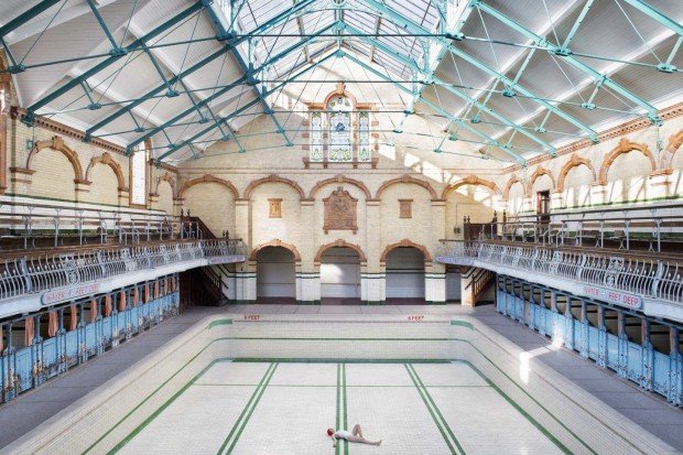elton_cuisines's tweet photo. En ce #WorldPhotographyDay, on vous partage la série « #Poolside » de la photographe écossaise Soo Burnell. Elle a souhaité « photographier les piscines d’Édimbourg pour montrer la beauté de l’#architecture tout en minimisant les éléments modernes. »
#TouchOfART #Photography https://t.co/hnPQZifw8R
