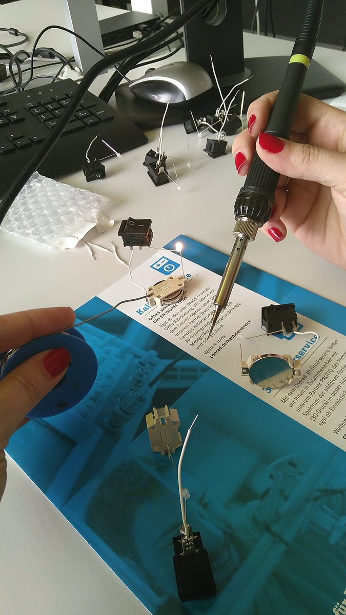 YvesSchubert's tweet photo. Beim #7li7m bekommen unsere Speaker was ganz besonderes ;-) #handmade #surprise #ichwilllöten #hitzekindofmagic @iteratec https://t.co/zCirpnR6iM