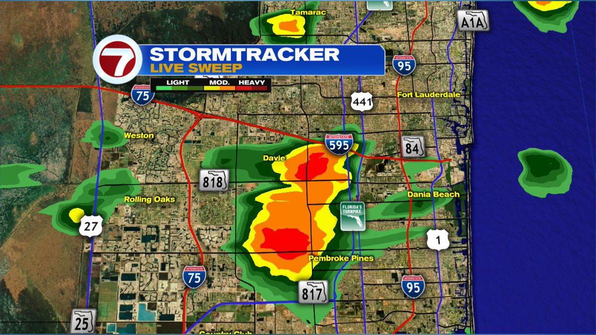 VivianGonzalez7's tweet photo. Few passing downpours now in #Boward. @wsvn @7weather #flwx https://t.co/BBLBs1piWo