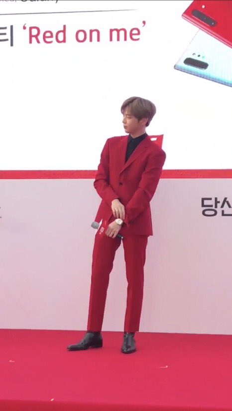 just_dani_u's tweet photo. 대한민국 넘버원 셀럽 강다니엘
190819
#강다니엘 #KangDaniel #redonme
#カンダニエル #คังแดเนียล #姜丹尼尔 #КангДаниэль #녤 #KT런칭쇼 https://t.co/pzOvYHkwR5