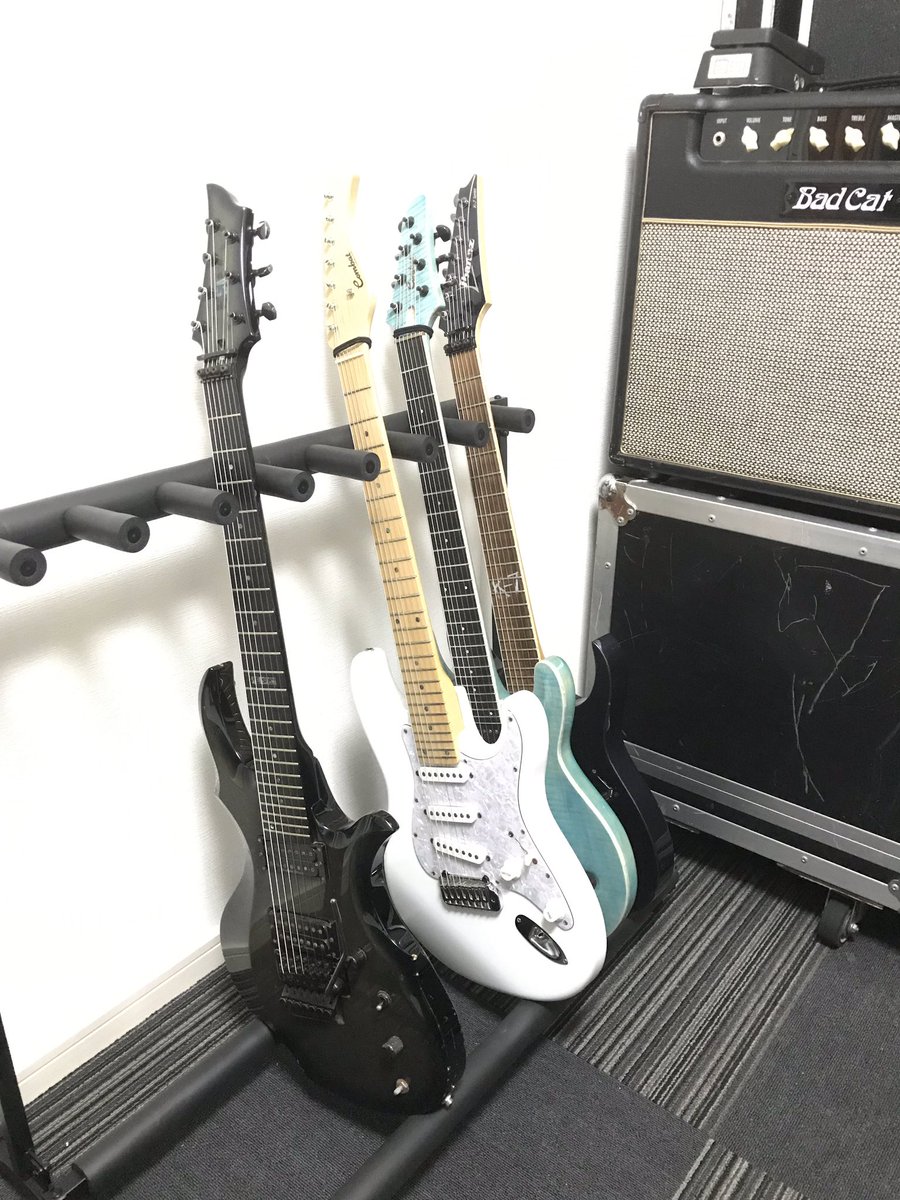 アルルカン 奈緒 Twitterren 最近模様替えついでにギタースタンドも新調 これでいっぱい立てれる 久々にこの黒いトゲトゲ出したなー