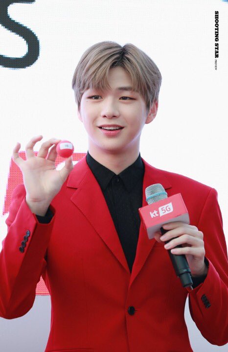 just_dani_u's tweet photo. 대한민국 넘버원 셀럽 강다니엘
190819
#강다니엘 #KangDaniel #redonme
#カンダニエル #คังแดเนียล #姜丹尼尔 #КангДаниэль #녤 #KT런칭쇼 https://t.co/CEwdZtBWu4