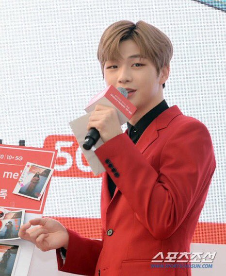 just_dani_u's tweet photo. 대한민국 넘버원 셀럽 강다니엘
190819
#강다니엘 #KangDaniel #redonme
#カンダニエル #คังแดเนียล #姜丹尼尔 #КангДаниэль #녤 #KT런칭쇼 https://t.co/CEwdZtBWu4