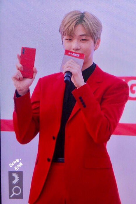 just_dani_u's tweet photo. 대한민국 넘버원 셀럽 강다니엘
190819
#강다니엘 #KangDaniel #redonme
#カンダニエル #คังแดเนียล #姜丹尼尔 #КангДаниэль #녤 #KT런칭쇼 https://t.co/TAhRtboy9i