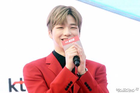 just_dani_u's tweet photo. 대한민국 넘버원 셀럽 강다니엘
190819
#강다니엘 #KangDaniel #redonme
#カンダニエル #คังแดเนียล #姜丹尼尔 #КангДаниэль #녤 #KT런칭쇼 https://t.co/TAhRtboy9i