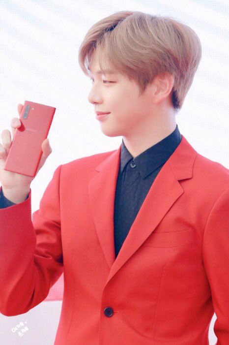 just_dani_u's tweet photo. 대한민국 넘버원 셀럽 강다니엘
190819
#강다니엘 #KangDaniel #redonme
#カンダニエル #คังแดเนียล #姜丹尼尔 #КангДаниэль #녤 #KT런칭쇼 https://t.co/hTTPKNwsBD