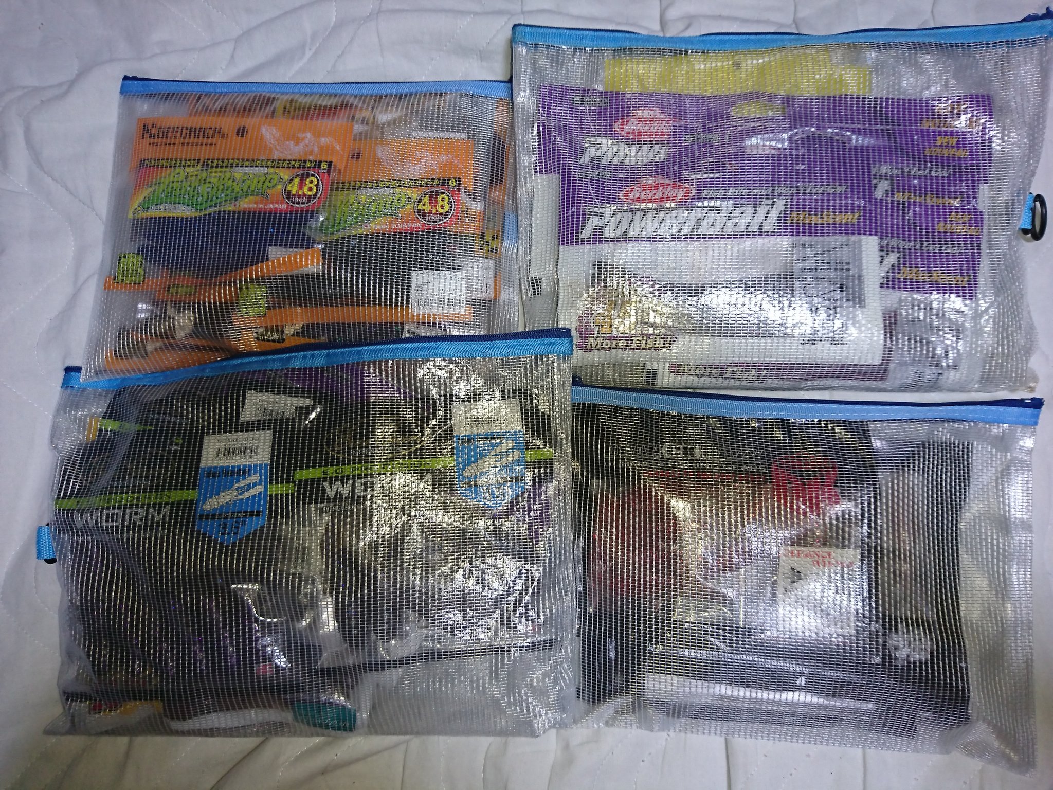 林田 敬 100均グッズでワーム収納 種類別やメーカー別に分けてこの状態で買い物カゴに入れて車に積んでます 買い物カゴが300円 袋が１枚100円 何が入ってるか見えるし使い安くて車から降ろす時なども持ち運びも良く便利ですよ なにより安く仕上がる