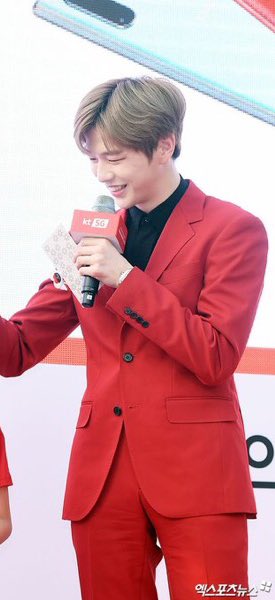 just_dani_u's tweet photo. 대한민국 넘버원 셀럽 강다니엘
190819
#강다니엘 #KangDaniel #redonme
#カンダニエル #คังแดเนียล #姜丹尼尔 #КангДаниэль #녤 #KT런칭쇼 https://t.co/u26AAtKKYY