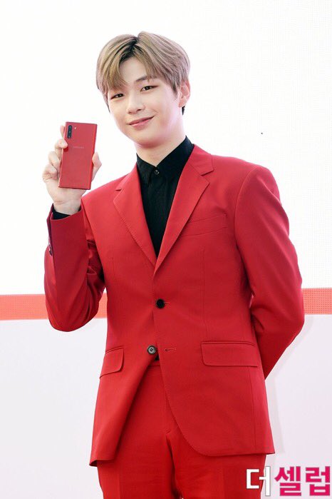 just_dani_u's tweet photo. 대한민국 넘버원 셀럽 강다니엘
190819
#강다니엘 #KangDaniel #redonme
#カンダニエル #คังแดเนียล #姜丹尼尔 #КангДаниэль #녤 #KT런칭쇼 https://t.co/u26AAtKKYY