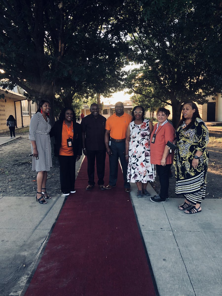 askatechnogirl's tweet photo. Welcome back to an awesome school year! Red Carpet style! https://t.co/u8v2k6xnBi