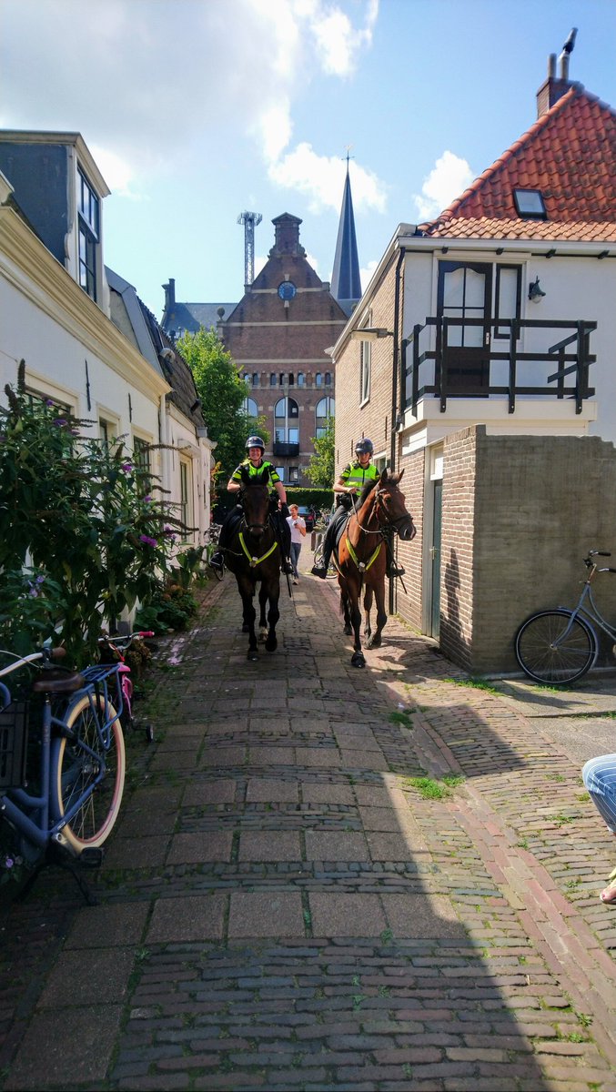 ReneAssendelft's tweet photo. Bezoek in ons straatje (eenmaal per jaar) #lappendag https://t.co/GAHEKkeRvY