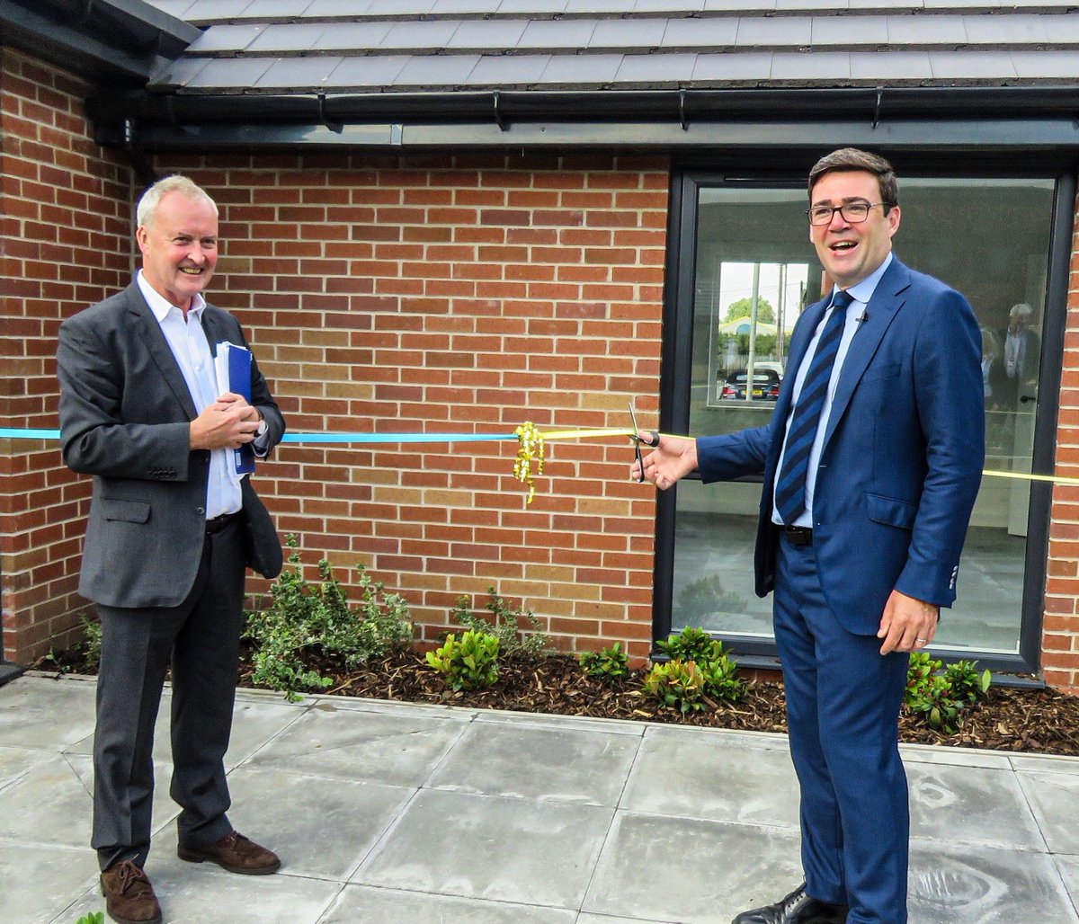 OneMcr's tweet photo. It was great to have @AndyBurnhamGM to officially open our new South Gate development in Openshaw.

These new bungalows look amazing and we're so pleased to be helping to work towards an Age-Friendly Greater Manchester. https://t.co/O1adm6Oyee