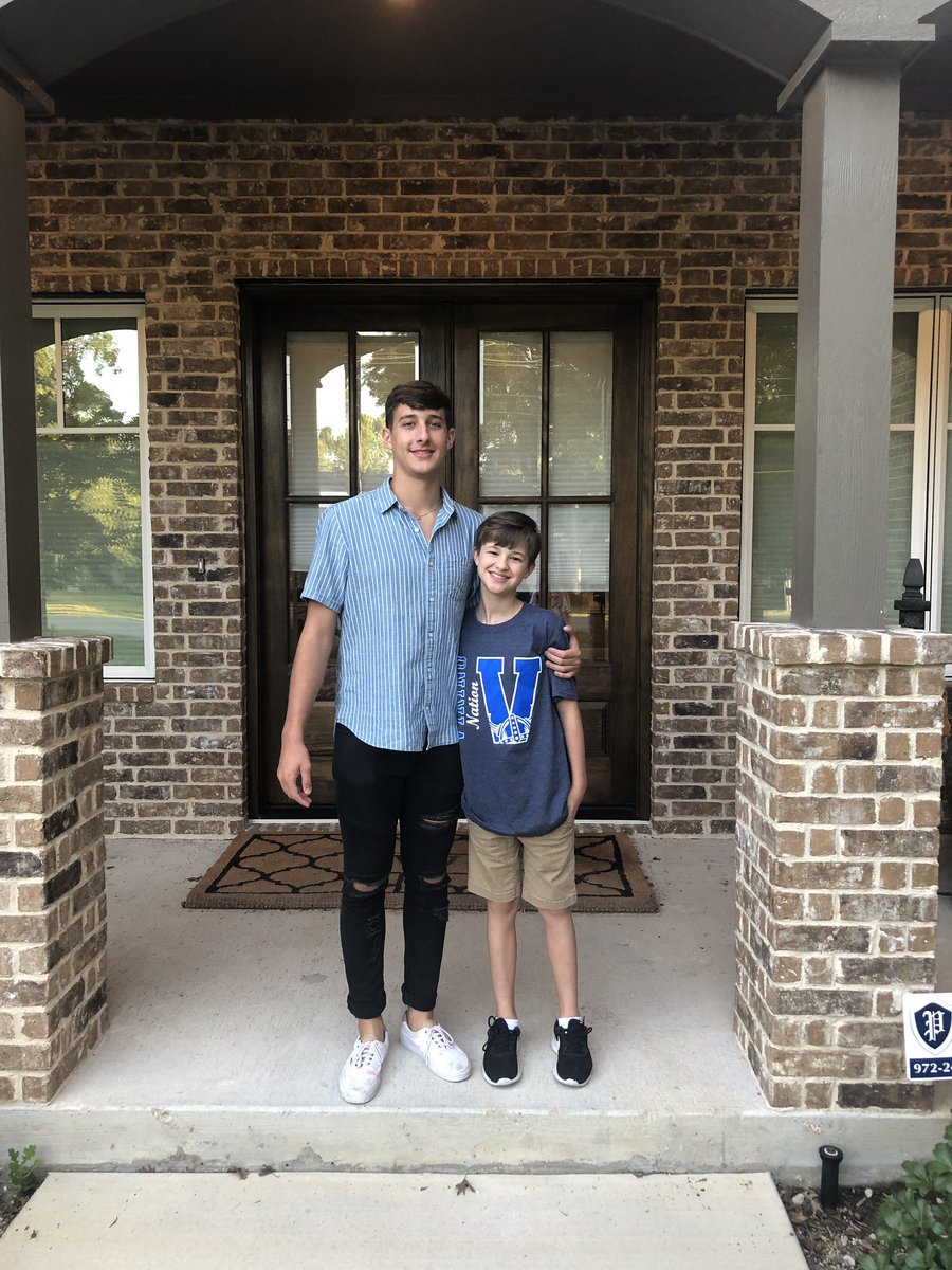 subbingsupt's tweet image. Oh my...here we go with the #cfbfirstday of our senior year &amp;amp; 6th grade! 💙💙💙