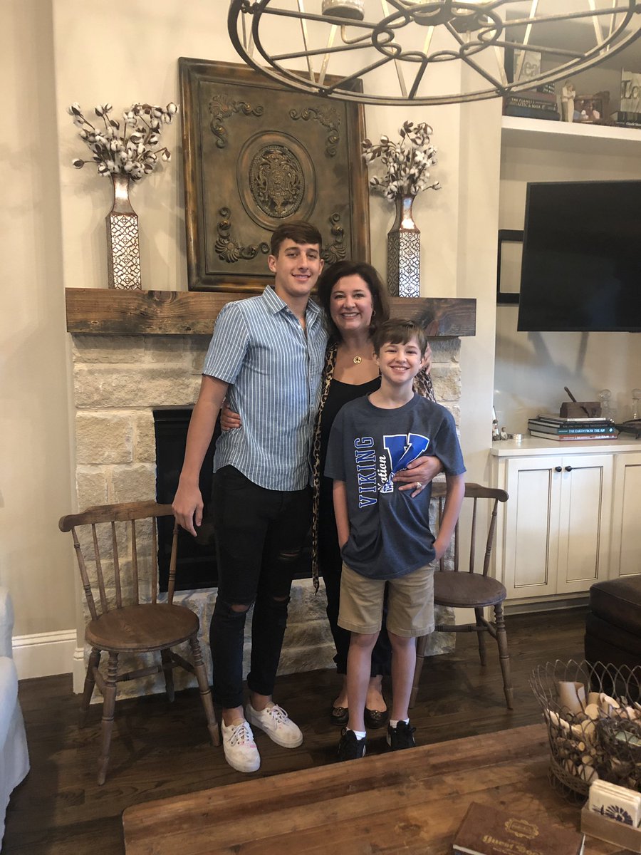 subbingsupt's tweet image. Oh my...here we go with the #cfbfirstday of our senior year &amp;amp; 6th grade! 💙💙💙