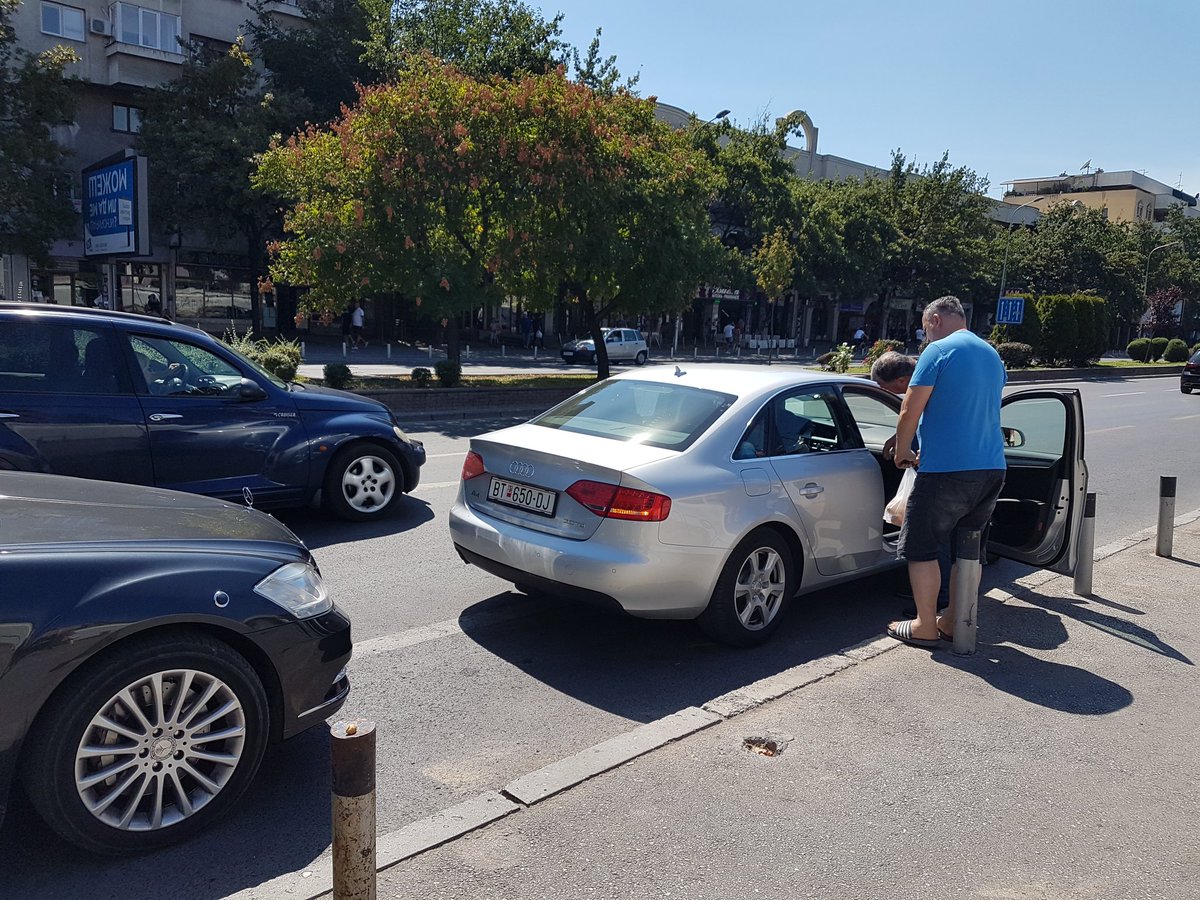 За мецената на #Боки13 од Битола #Сиљан #Мицески, не важат сообраќајните правила...Лабаво на булеварот му ги доставуваат кесите...
#јавенпростор